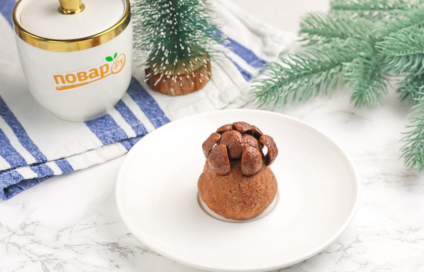 1. Этап. Торт Змейка на Новый год: Разделите массу на равные части и сформируйте из каждой части не слишком высокий конус. Начиная с верха, вставьте в массу парочку хлопьев друг напротив друг друга. И еще парочку с других сторон.