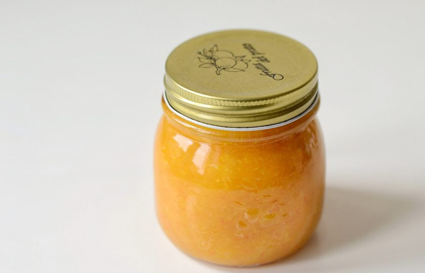 1. Этап. Апельсиновый джем с имбирем: Разложите джем по заранее стерилизованным банкам. Закройте крышкой. Переверните верх дном, укутайте в полотенце и оставьте так до полного остывания.