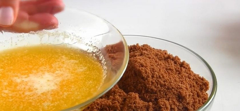 1. Этап. Торт без выпечки из маршмеллоу и творога: 1. Песочное печенье измельчите в мелкую крошку блендером или скалкой. Смешайте измельченное печенье с растопленным сливочным маслом и выложите в форму диаметром 18-22 см.