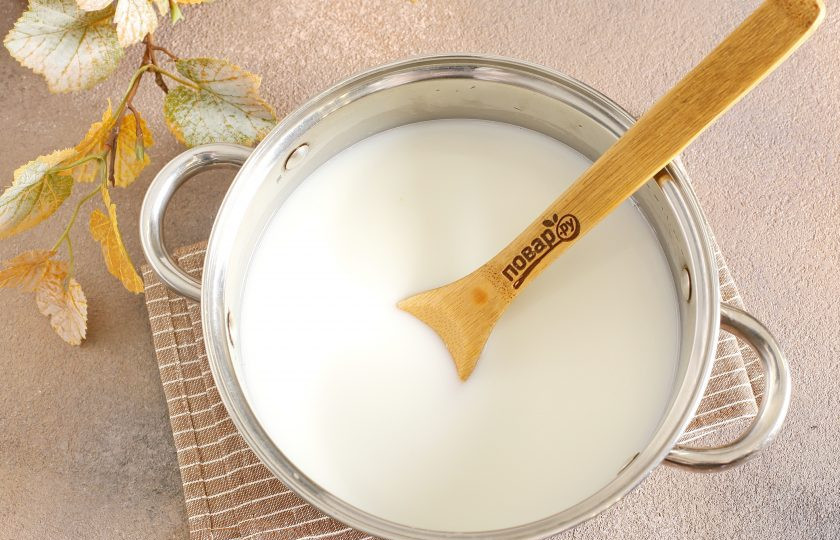 1. Этап. Ячневая каша: Добавьте воду, молоко, соль и сахар.