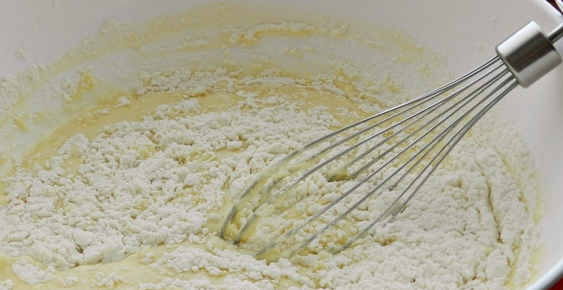 1. Этап. Пирог с черешней на кефире: 2. Дальше добавим масло и муку. Перемешаем так, чтобы не осталось комочков.