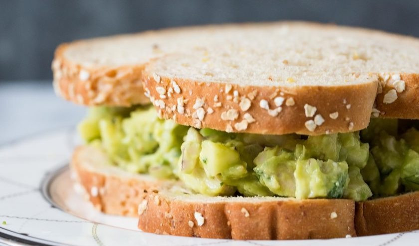 1. Этап. Сэндвич с авокадо и курицей: 3. Выложите небольшое количество начинки на один кусочек хлеба. Накройте его вторым и слегка прижмите. Подавайте сэндвич сразу же.