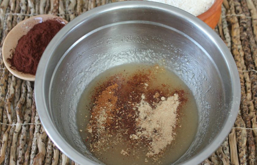 1. Этап. Пряники на рассоле от огурцов: Далее, насыпаем измельченные пряности.