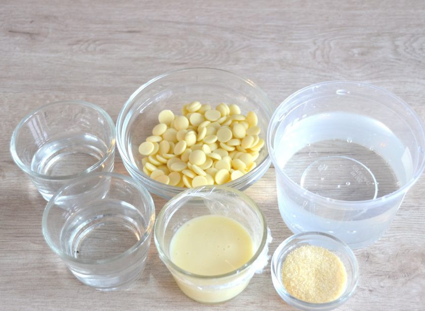 1. Этап. Торт Груши в карамели: Подготовьте ингредиенты для зеркальной глазури: 10 грамм желатина, 60 мл. воды, 100 грамм шоколада, 100 грамм глюкозного сиропа, 70 грамм сгущенного молока, 200 грамм сахара (по 100 грамм 2 раза).