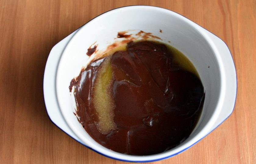 1. Этап. Торт из кукурузных палочек: Поставьте миску в микроволновую печь на минуту, затем перемешайте и, при необходимости, дальше грейте короткими включениями по 10-15 секунд. Если вы будете растапливать ирис на плите на водяной бане, постарайтесь, чтобы дно миски не касалось кипящей воды. Хорошо перемешайте расплавленный ирис с маслом.