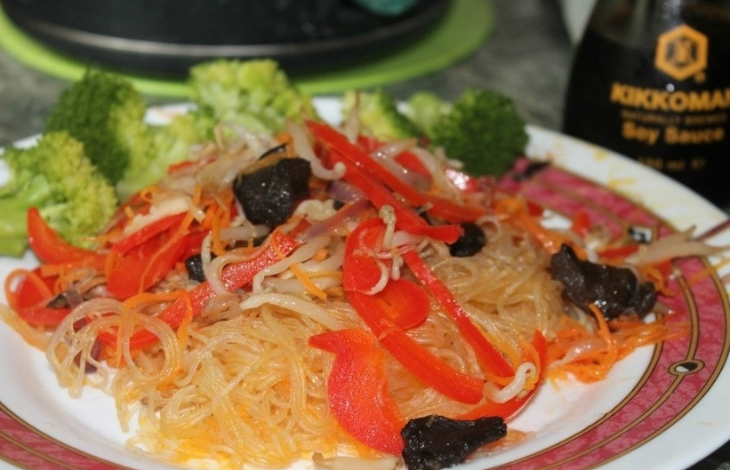 1. Этап. Фунчоза с брокколи: 4. Разрезать фунчозу или нет - дело ваше, я всегда оставляю целой. Добавляем соевые ростки, обжаренные лук и морковь, сладкий перец (в сыром виде, но можно немного припустить), а также отварную брокколи и корейские грибы. Заправляется все соевым соусом. Перед подачей блюдо можно разогреть, а можно подавать и в холодном виде.