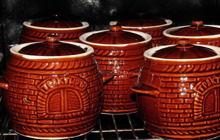 1. Этап. Уха в горшочках: Помещаем наши горшочки в разогретую до 180 градусов духовку и оставляем на 1,5 часа.