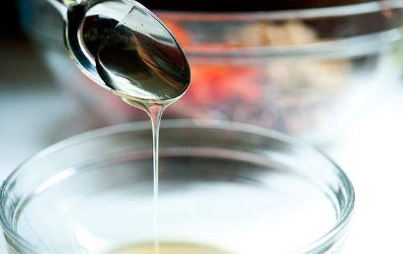 1. Этап. Салат с квиноа, бараньим горохом и помидорами: 4. Отжать лимонный сок в маленькую миску. Добавить винный уксус и мед, посолить и поперчить по вкусу.