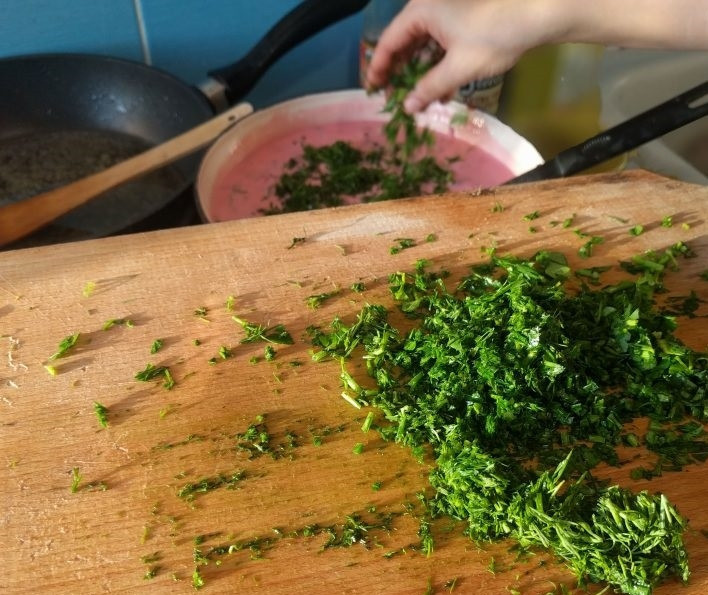 1. Этап. Вкусный Свекольник: 4. Добавьте в кастрюлю измельченную зелень и огурцы, посолите по вкусу и размешайте до образования необходимого цвета. Отправьте кастрюлю в холодильник на полчаса.