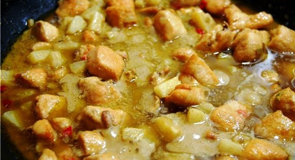 1. Этап. Зеленое карри из курицы с ананасами: За 3-5 минут до готовности добавляем в вок ананас (кубиками), цедру лайма. Солим.