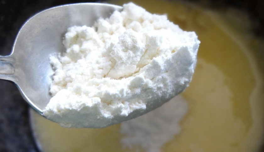 1. Этап. Быстрый тортик: 10. Добавляю в сотейник ваниль, муку (3 столовые ложки) и растопленное сливочное масло.