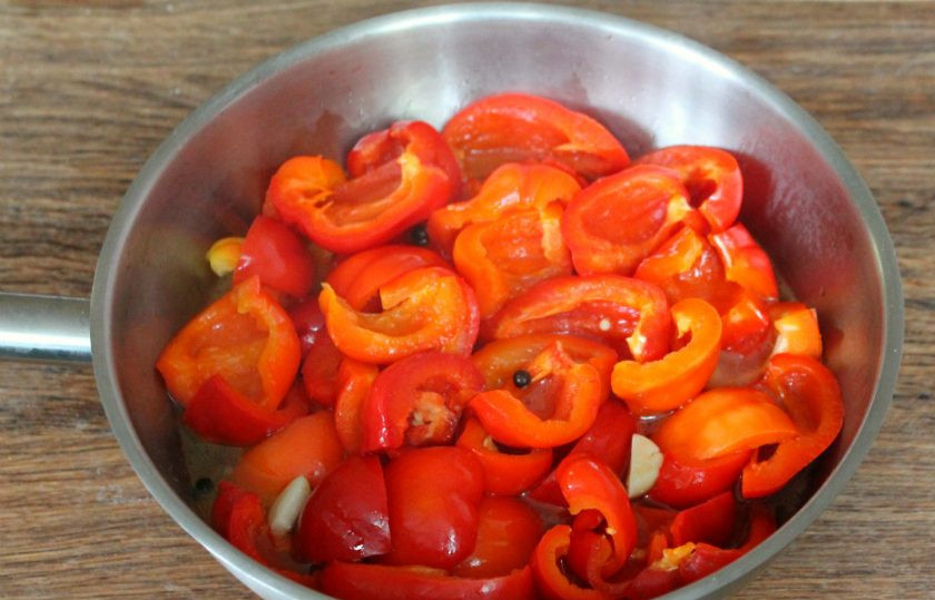 1. Этап. Гогошары маринованные по-молдавски: Далее раскладываем перец по стерильным банкам, заливаем маринадом и закатываем металлическими крышками. Переворачиваем и оставляем под пледом до полного остывания.
