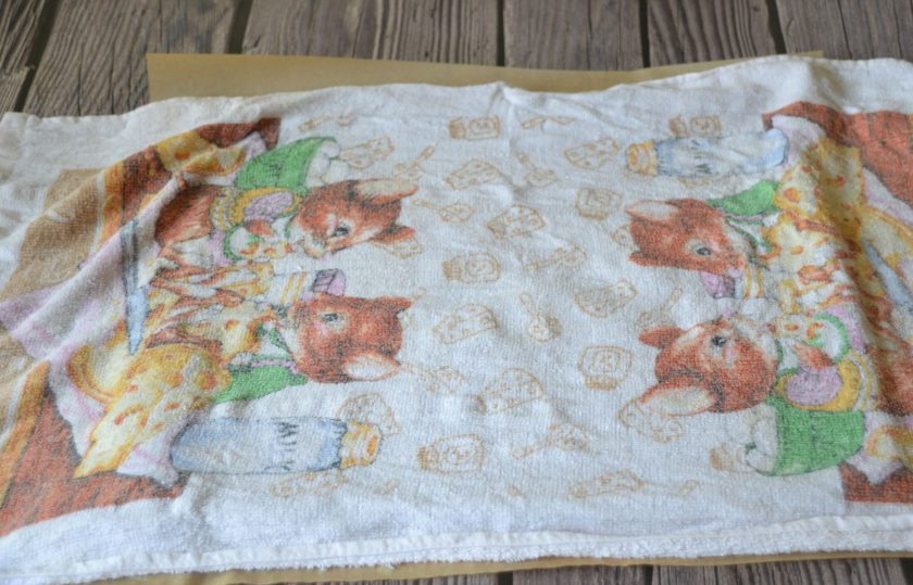 1. Этап. Фруктовый лаваш: Положите сверху смоченное в холодной воде полотенце, примерно на 5 минут, после этого бумага с легкостью снимется.