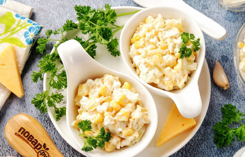 1. Этап. Салат с ананасом, сыром и кукурузой: Салат с ананасом, сыром и кукурузой готов. Приятного аппетита!