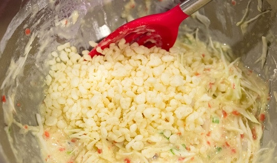 1. Этап. Окономияки: 6. В конце добавьте майонез и темпурную крошку. Все как следует перемешайте до однородности. Параллельно разогрейте сковороду с маслом.