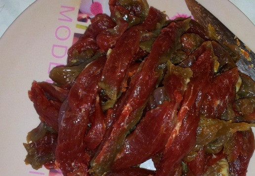 1. Этап. Рис с говядиной и овощами: В Тайской кухне обычно используют мясо курицы и свинины. Говядину готовят редко. И у меня, как раз этот случай, когда редко... Нарезала говядину вдоль волокон. ( Это не правильно, режут обычно поперёк, но мясо у меня свежее, поэтому мне захотелось нарезать вдоль... ).