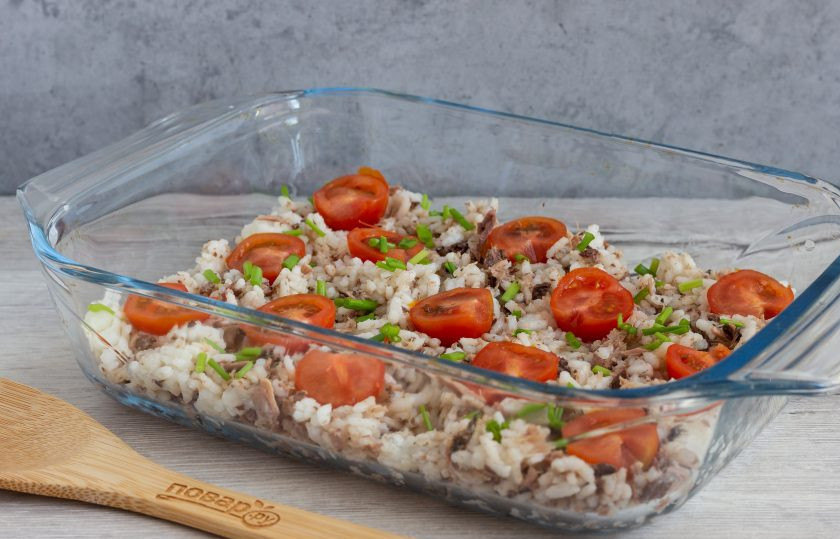 1. Этап. Запеканка с тунцом под сырной корочкой: Форму смажьте растительным маслом. На дно формы выложите рисовую массу. Сверху разложите кусочки черри и рубленную зелень.