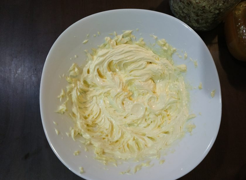 1. Этап. Торт Золотые купола: Сливочное масло (300 гр) комнатной температуры взбейте миксером до пышности.