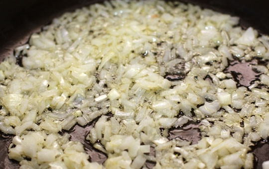 1. Этап. Плов с курагой и изюмом: На среднем огне обжаривать лук до прозрачности.