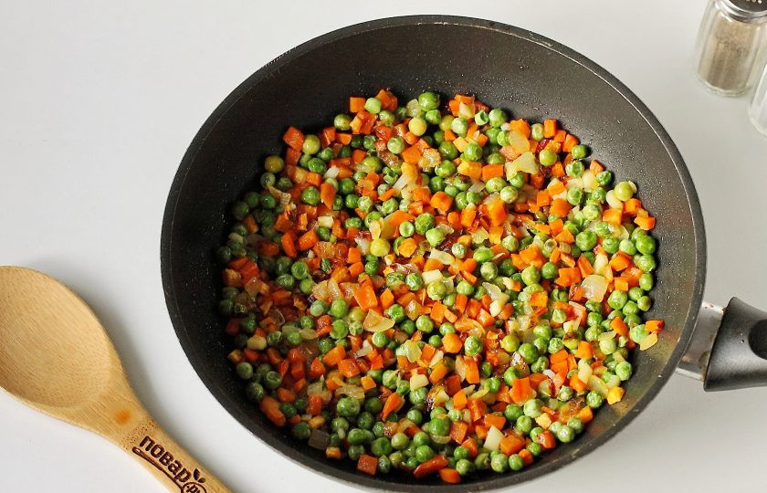 1. Этап. Жареный рис с яйцом: Прогрейте все вместе в течение 2-3 минут.