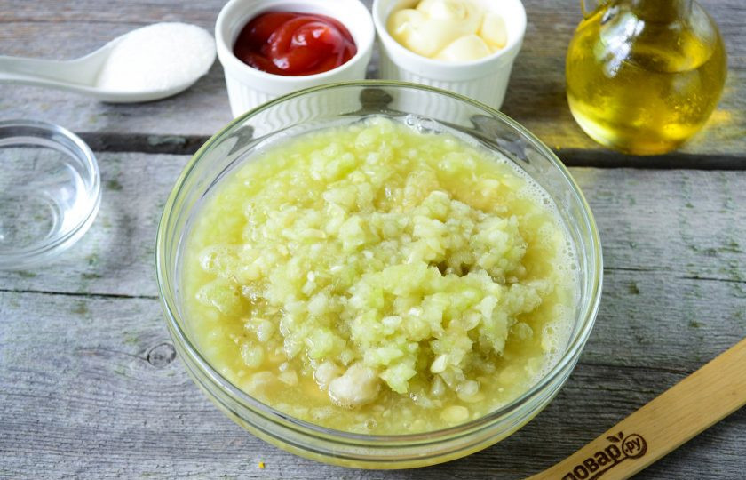 1. Этап. Кабачковая икра с майонезом на зиму: Куски кабачка вместе с очищенным чесноком пропустите через мясорубку или измельчите в блендере, но лучше все-таки использовать мясорубку, тогда кабачковая масса будет полностью однородной.