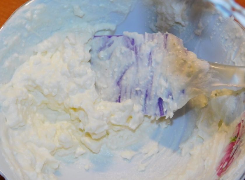 1. Этап. Бисквитный рулет с творогом и ягодами: В это время займитесь начинкой. Для этого разотрите творог с сахарной пудрой и сметаной.