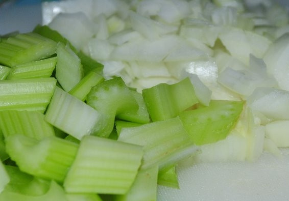 1. Этап. Овощной суп с сельдереем: Лук и сельдерей нарезать не крупно.