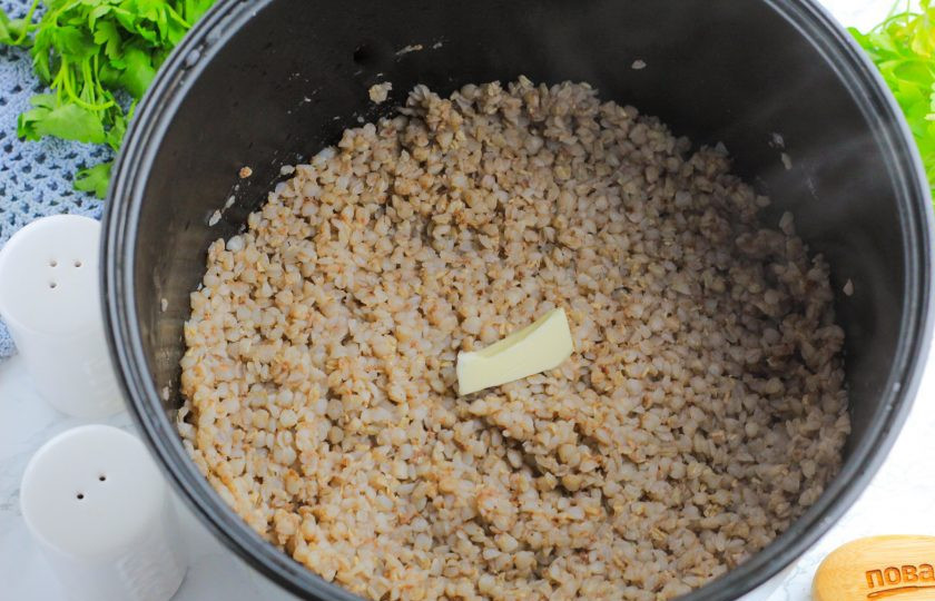 1. Этап. Гречневый продел в мультиварке: Когда раздастся звуковой сигнал, оставьте кашу на подогреве еще на 5 минут, чтобы она впитала в себя всю жидкость.