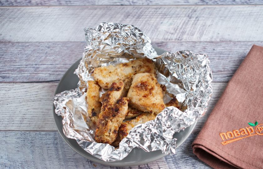 1. Этап. Куриная пиката с вином: Поместите в фольгу, чтобы мясо не остыло.