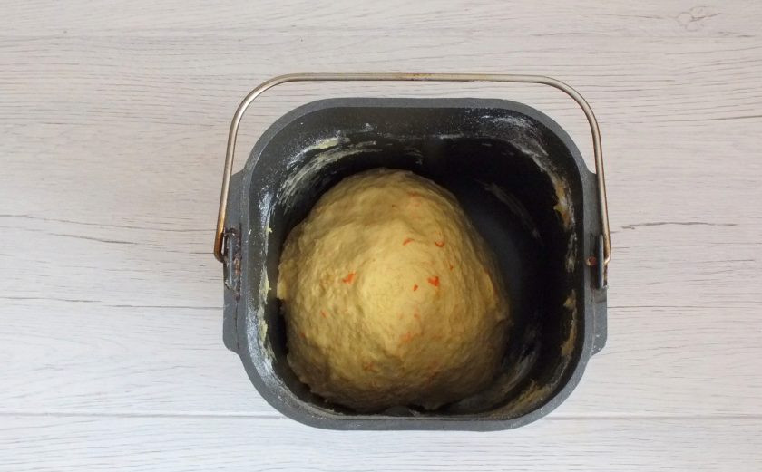 1. Этап. Морковный хлеб в хлебопечке: Если тесто размазывается, добавьте еще муки, до тех пор пока не соберется комок. Добавьте оставшееся растительное масло, закройте крышку и ждите окончания процесса.