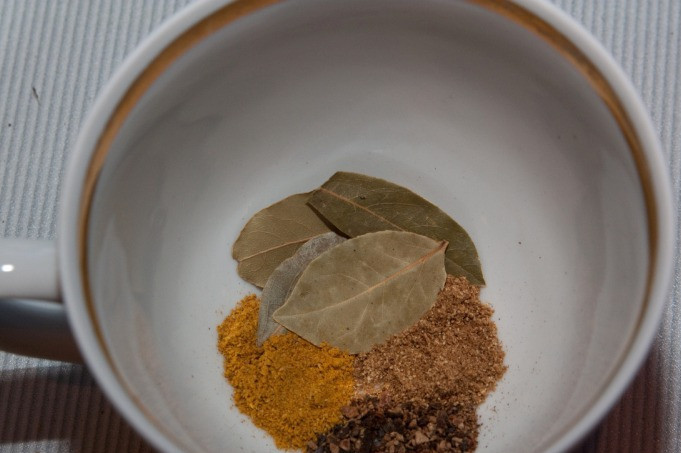 1. Этап. Горбуша под маринадом: В ступке измельчаем перец горошком и гвоздику, вместе с остальными специями высыпаем все на сковороду к овощам, обильно посыпаем все солью, перемешиваем и оставляем на огне еще буквально на пол минутки.