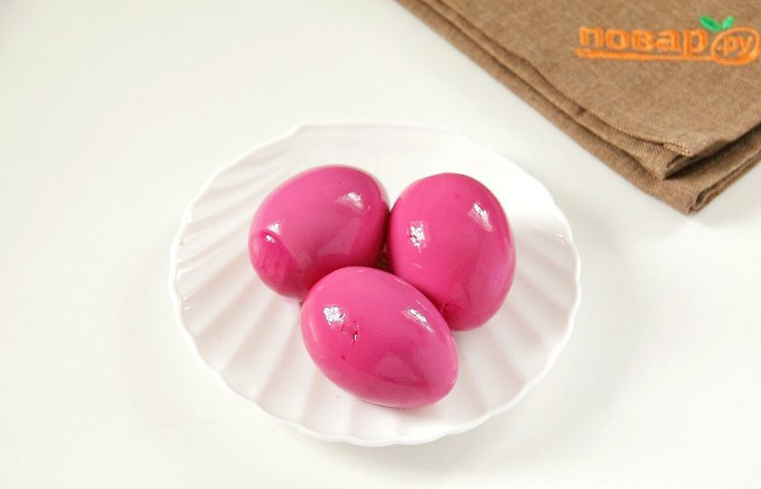 1. Этап. Закуска Поросята: Окрашенные яйца выньте и обсушите. Я продержала их в воде около 2 часов и вот такой получился результат.