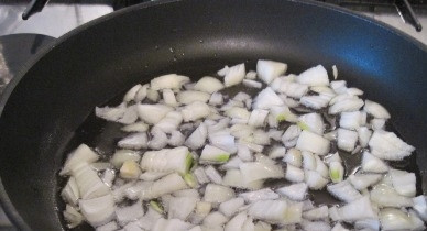 1. Этап. Щи суточные: Чистим лук, мелко нарезаем его и выкладываем на разогретую с растительным маслом сковороду. Обжариваем 3-4 минуты.