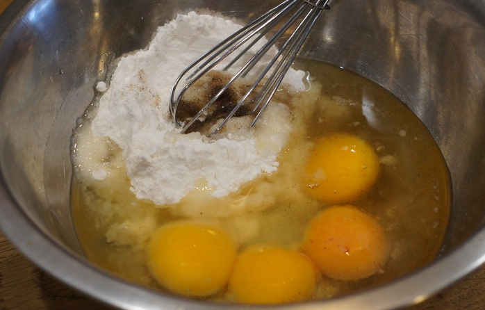 1. Этап. Тесто на желтках: Смешиваем желтки с сахарной пудрой, ванильным сахаром, солью и сливочным маслом.