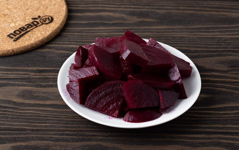 1. Этап. Свекла по-грузински на зиму: Очистите свеклу и нарежьте ломтиками среднего размера.