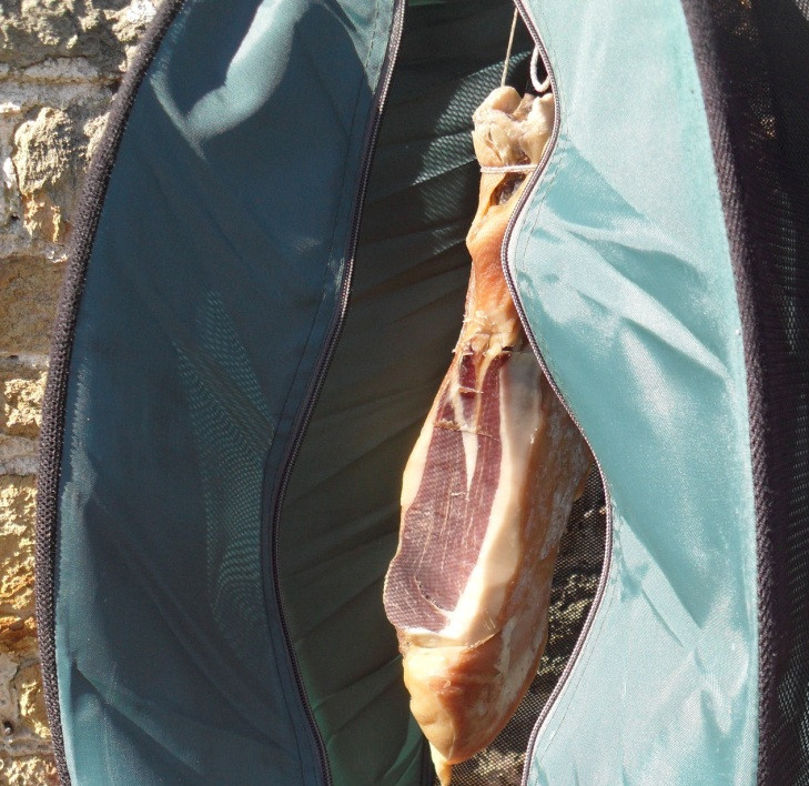 1. Этап. Пармская ветчина в домашних условиях: Хотя, может стоять и до двух недель. Потом от соли отряхиваем окорок, подвешиваем вниз. Должен висеть месяца 3 (как минимум) в темном проветриваемом помещении.