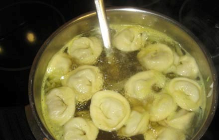 1. Этап. Пельмени с бульоном: 6. Варим столько, сколько написано на упаковке пельменей. Или же ориентируйтесь по тому, когда они всплывут. Готово!