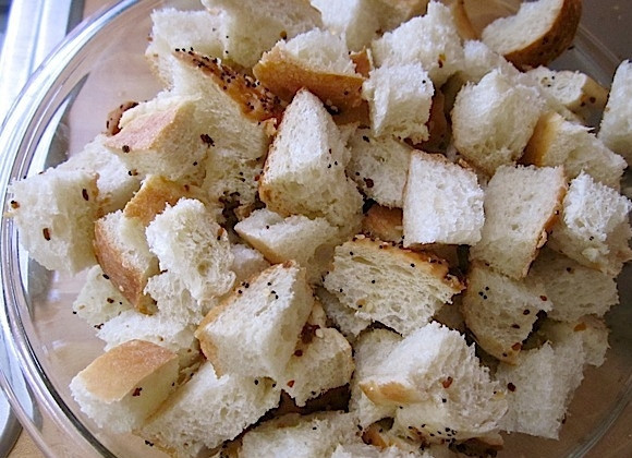 1. Этап. Домашние крутоны: 1. Нарежьте хлеб ломтиками, затем небольшими кусочками произвольной формы.