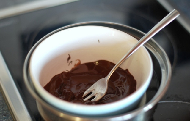 1. Этап. Творожный торт из печенья: Если есть время и желание, можете приготовить глазурь и сделать украшения. Растопите шоколад на водяной бане.