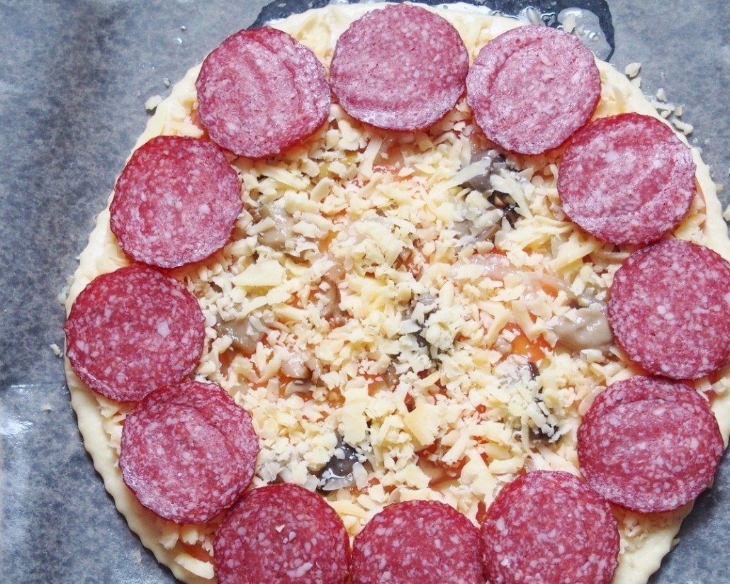 1. Stage. Pizza Watch: Arrange in a circle slices of sausage 