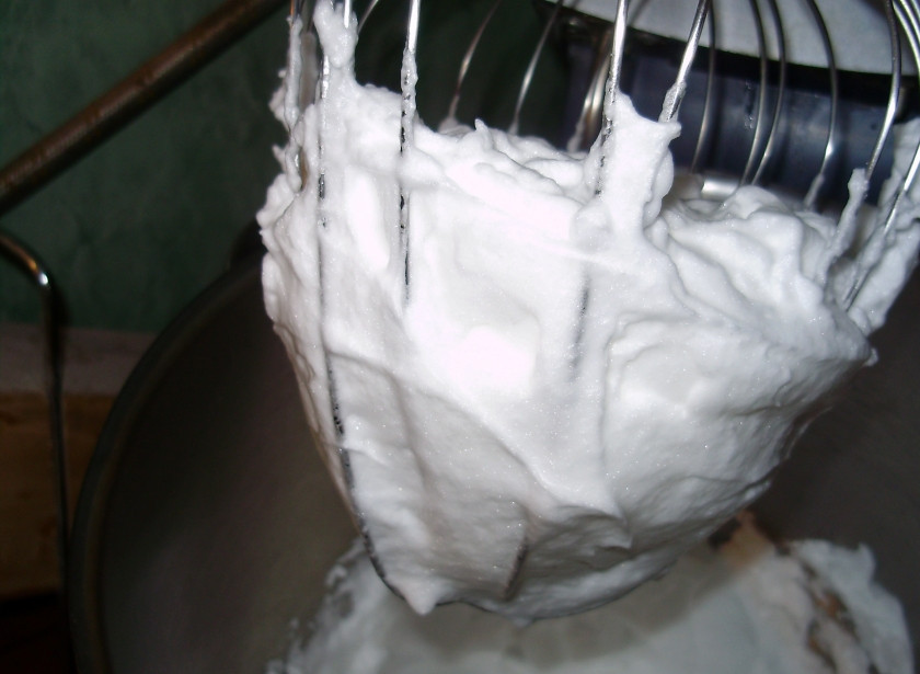 1. Этап. Крем для розочек на торт: Миксером взбиваем белки.