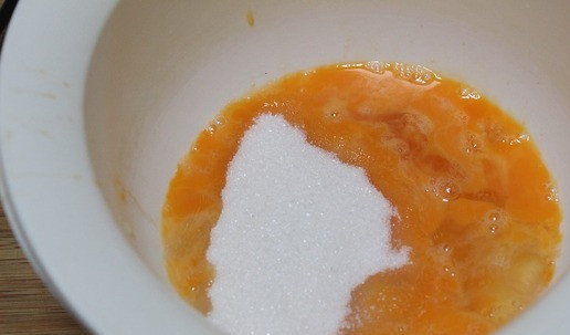 1. Этап. Шоколадный торт Для тебя: В чашу выложить яйца и сахар.