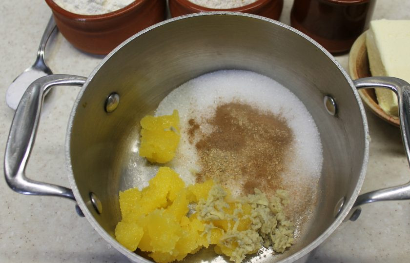 1. Этап. Медово-имбирные пряники: Туда же добавляем все молотые пряности и тертый имбирь.