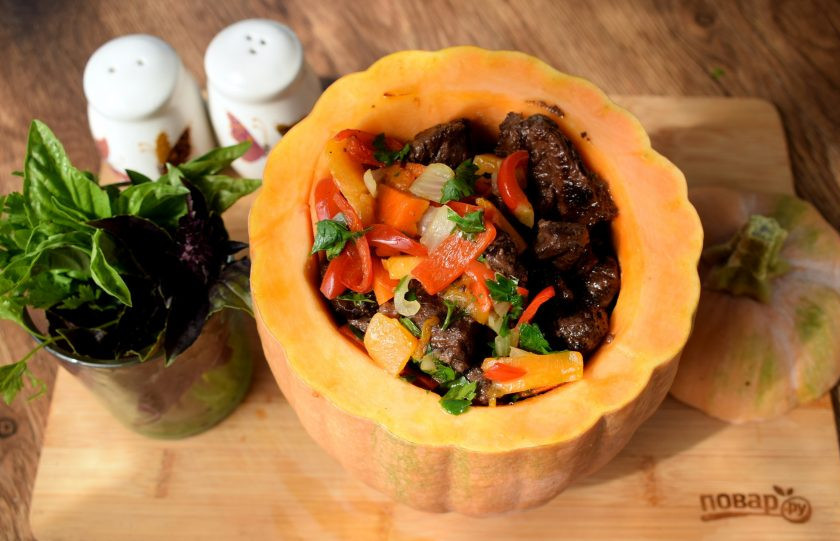 1. Этап. Тыква фаршированная мясом и овощами: На дно тыквы положите половину жареного мяса, овощи, снова мясо.