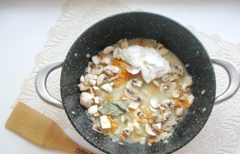 1. Этап. Гречаники с грибным соусом: Добавьте сметану и лавровый лист.