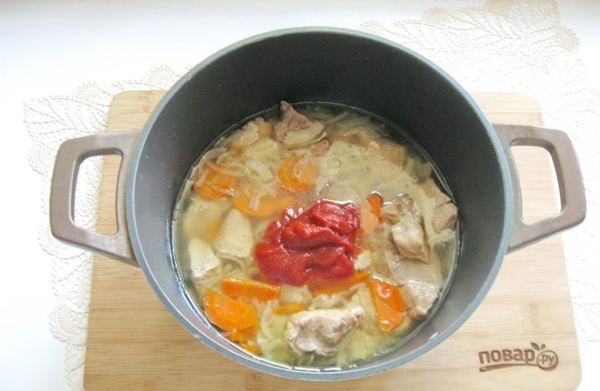 1. Этап. Свинина с фасолью в томатном соусе: Добавьте томатную пасту.