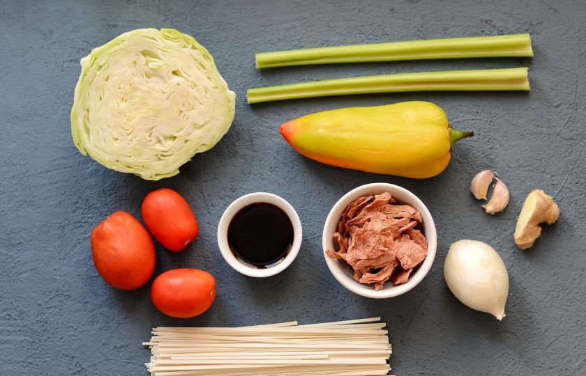 1. Этап. Суп с соевым мясом: Подготовьте все ингредиенты.