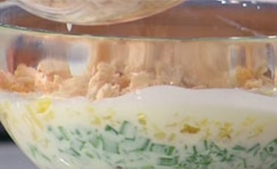 1. Этап. Салат Полянка с опятами: Следующим слоем станет мелко порезанная вареная куриная грудка. Аккуратно промажьте слой майонезом, затем выложите слой натертых вареный яиц, и снова майонез.