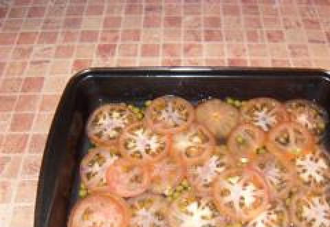 1. Этап. Камбала в духовке с картошкой: Выкладываем помидоры поверх горошка, заливаем все это половиной стакана кипятка.