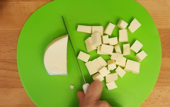 1. Этап. Картофельные бомбочки в духовке: 6. Сыр и ветчину нарежьте небольшими кубиками.